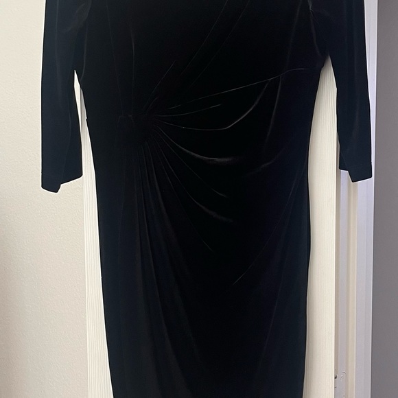 Black velvet dress - Picture 3 of 5